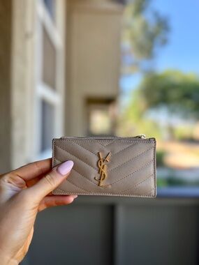 CASSANDRE MATELASSÉ FRAGMENTS CARD CASE IN GRAIN DE POUDRE LEATHER - DARK BEIGE